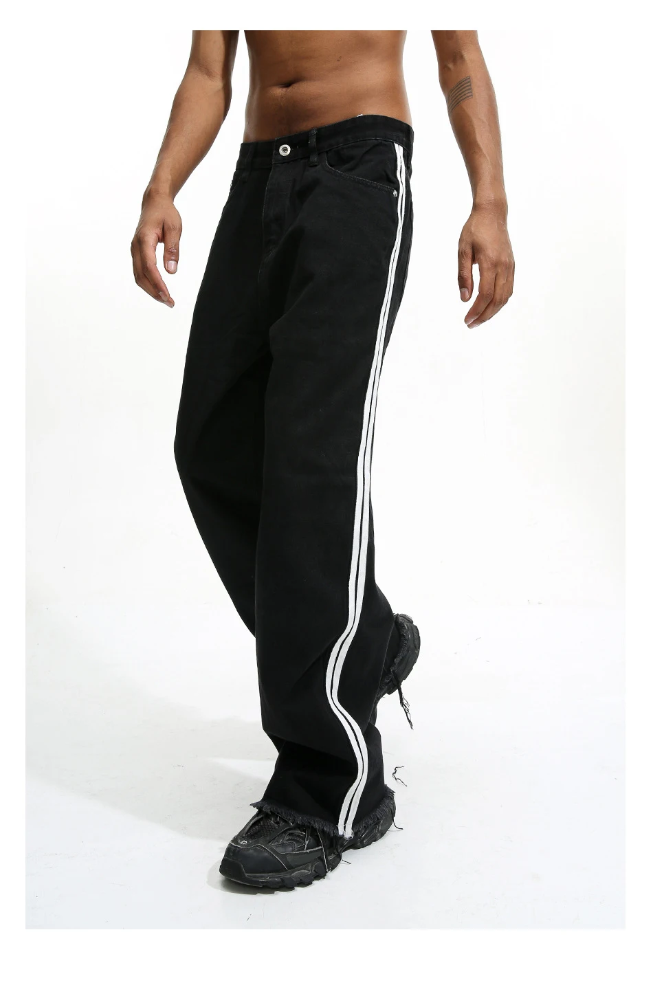 Jeans slim fit neri con orlo grezzo e strisce laterali di qualità 2024_voghion.com