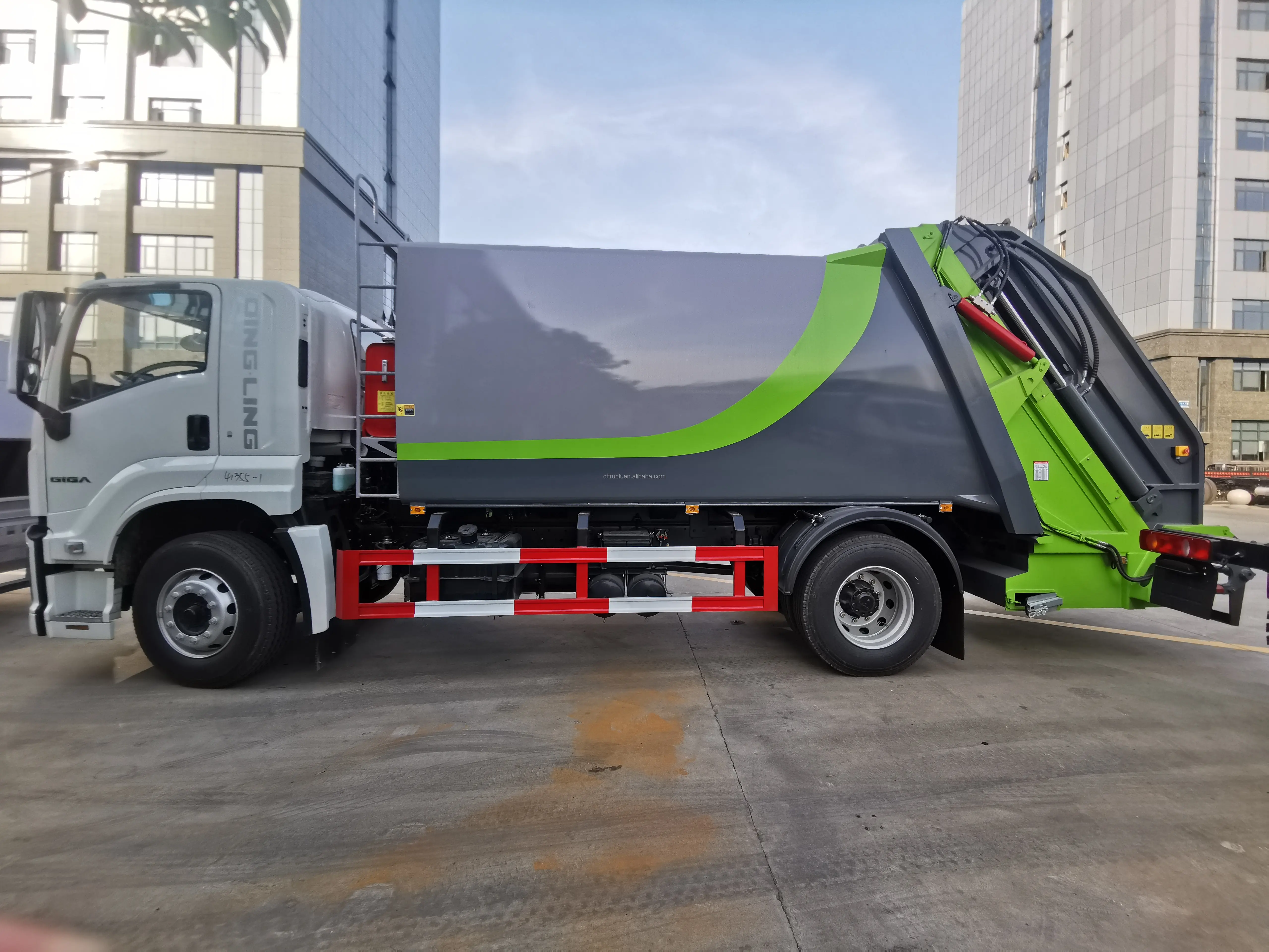 Oem Low Price Side Loading Tractores 4x2 Garbage Compactor Truck ISUZU ...