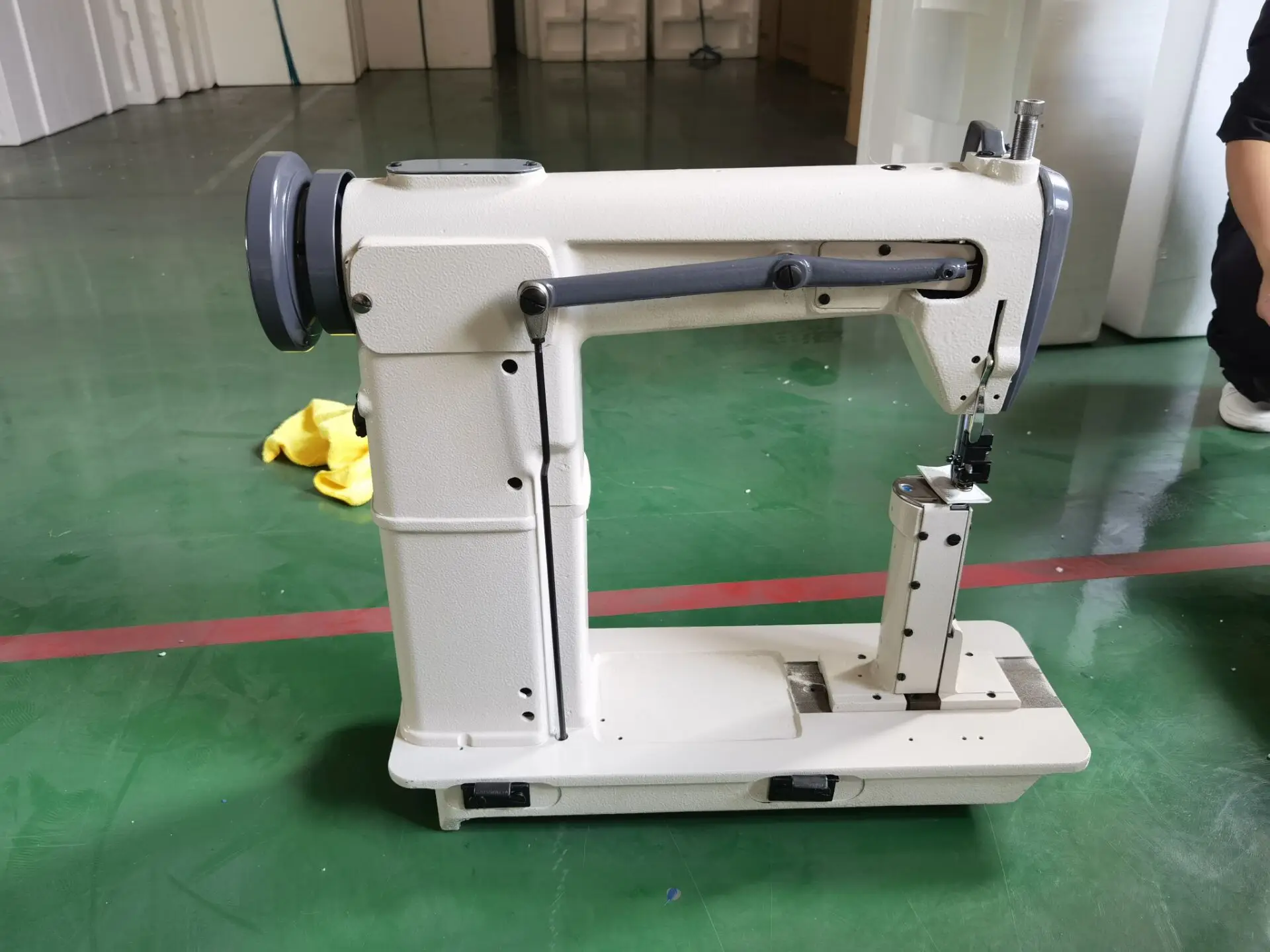 820 Post Bed Lockstitch Industrial Used Sewing Machines Head Wig Making