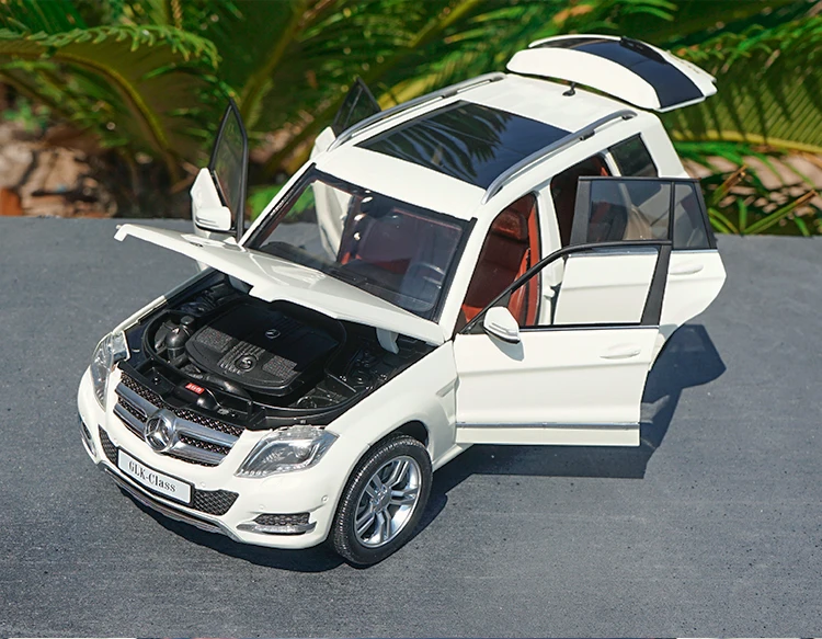 Zhengfeng 1/18 Diecast Alloy Model Car - GTA GLK 300 SUV
