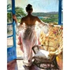 Signora in piedi alla porta