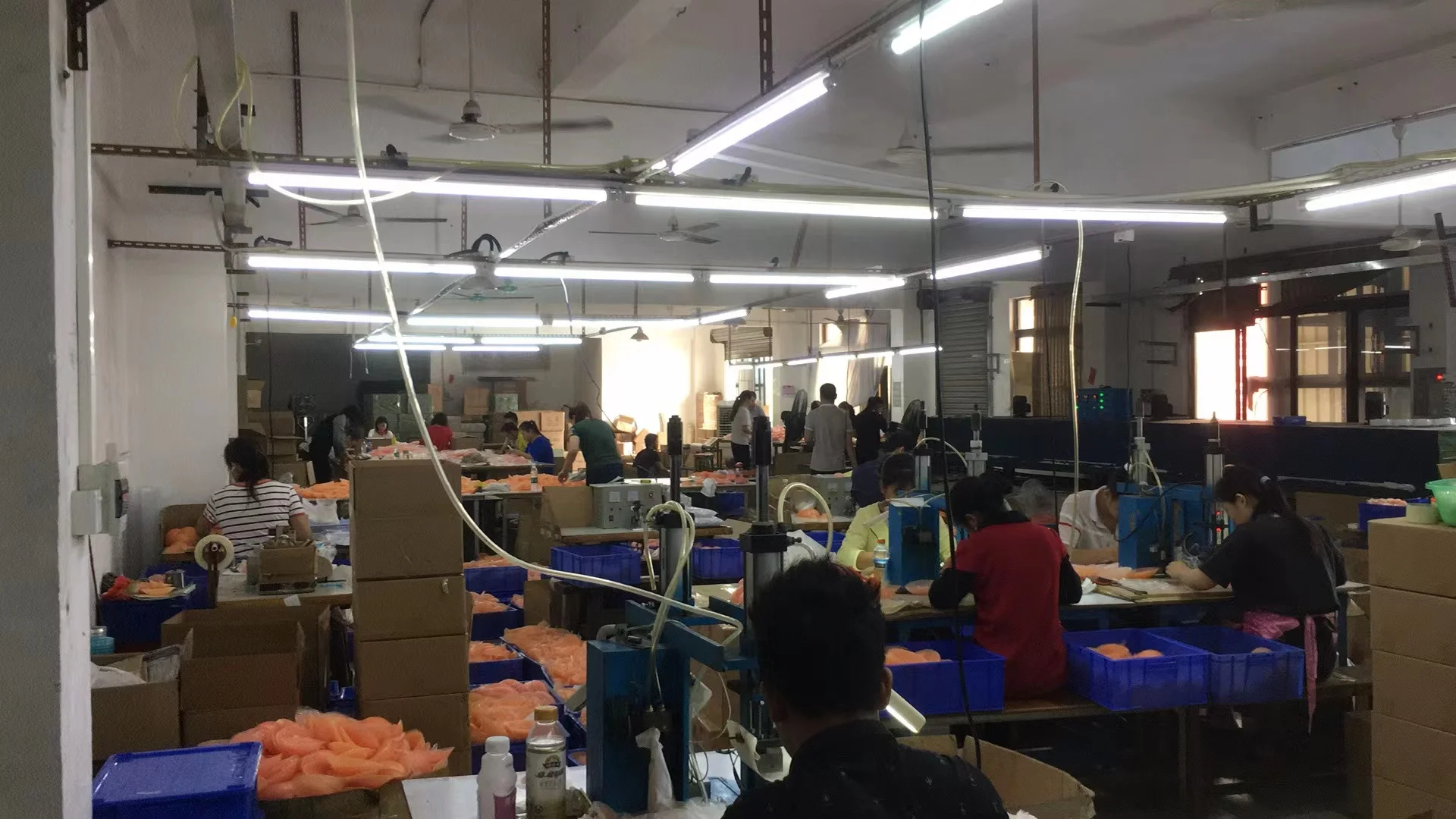 Guangzhou Hengqinlian Clothing Co., Ltd. 2