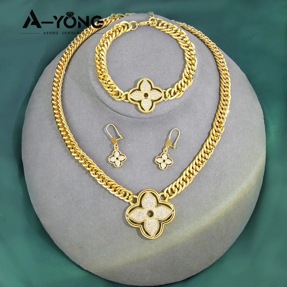 Wholesale 18k Gold Plated Women's Gift Four Leaf Clover Bracelet From  m.alibaba.com