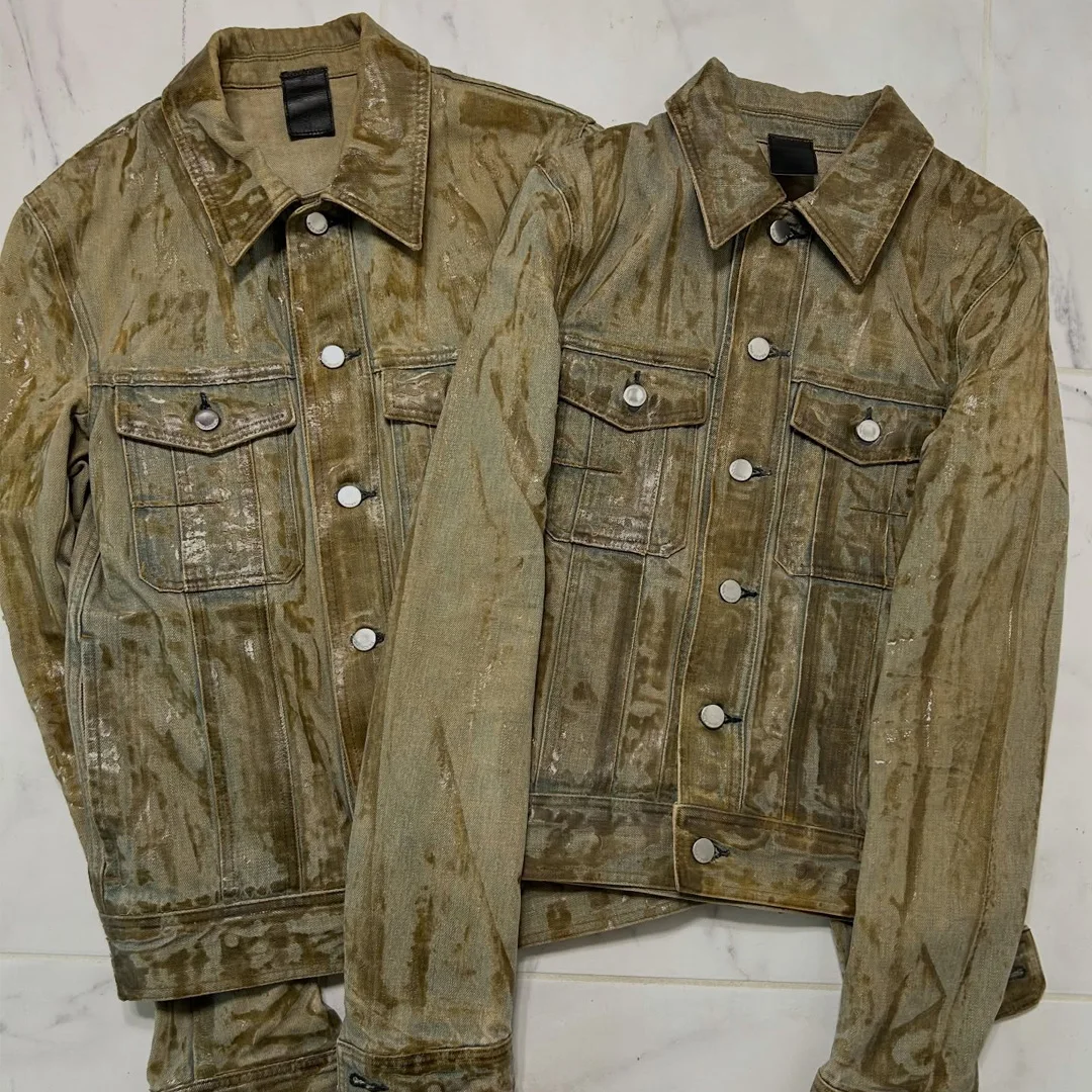 Niestandardowa kurtka jeansowa dla mężczyzn z barwieniem błotnym (mud-dye), efektem zużycia, vintageowymi kołnierzami, dwiema kieszeniami na piersi i ciężkim materiałem, odzież wierzchnia, możliwość personalizacji metodą błotnego barwienia (mud wash)