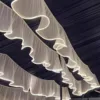 Luces blancas, cortinas blancas.