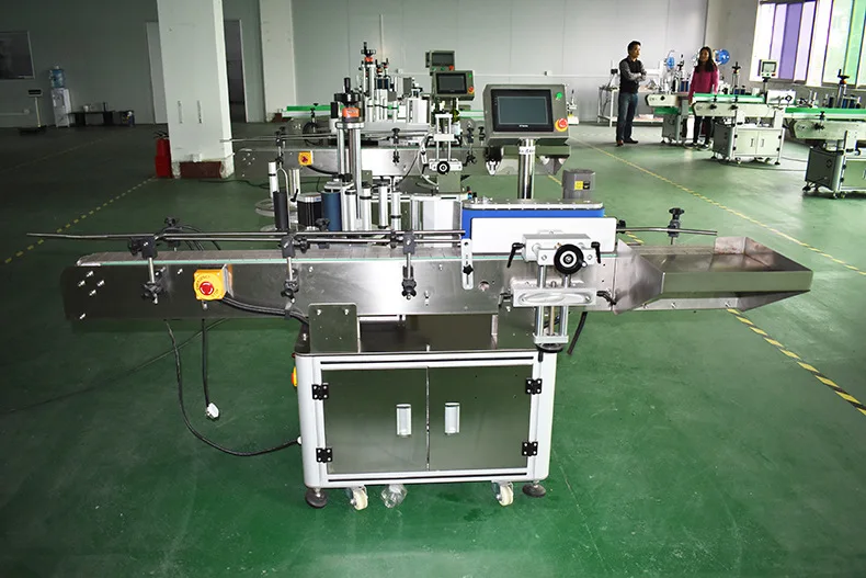 Automatic labeling machine integrated into beverage bottle production line