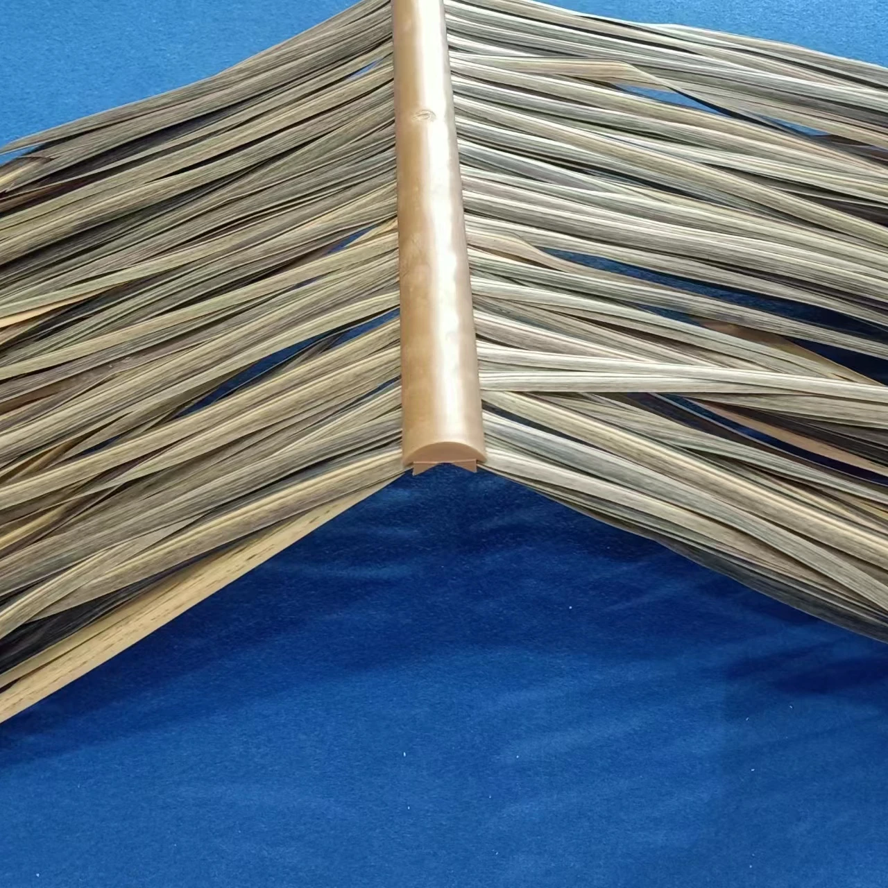 Artificial Thatch Synthetic Palm Thatch Straw Thatch for Roof Cap or Ridge