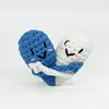Amanti del blu e del bianco si abbracciano