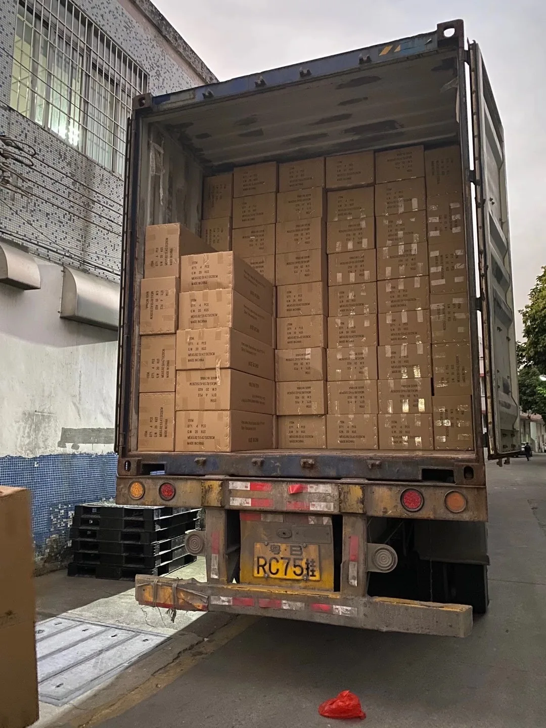 White Plastic Stacking Monoblock Louis Event Wedding Dining Chairs For