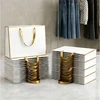 Blanco con borde dorado.