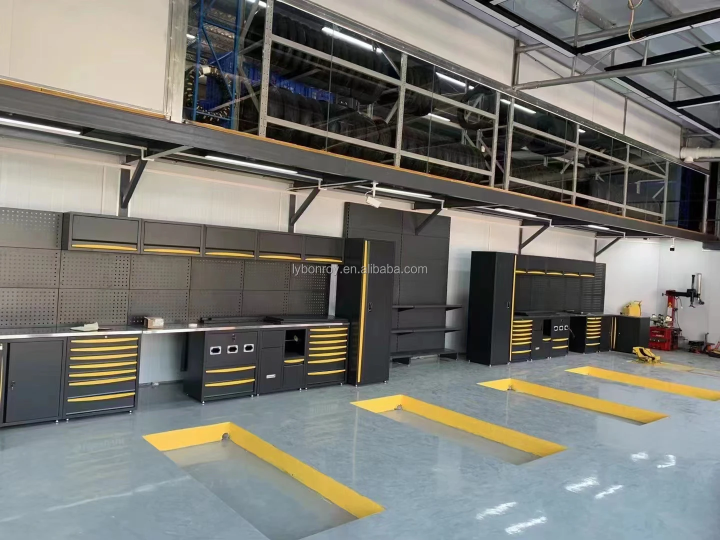 Industrial Tool Cabinet Workbench Assembly Line Production Line Working ...