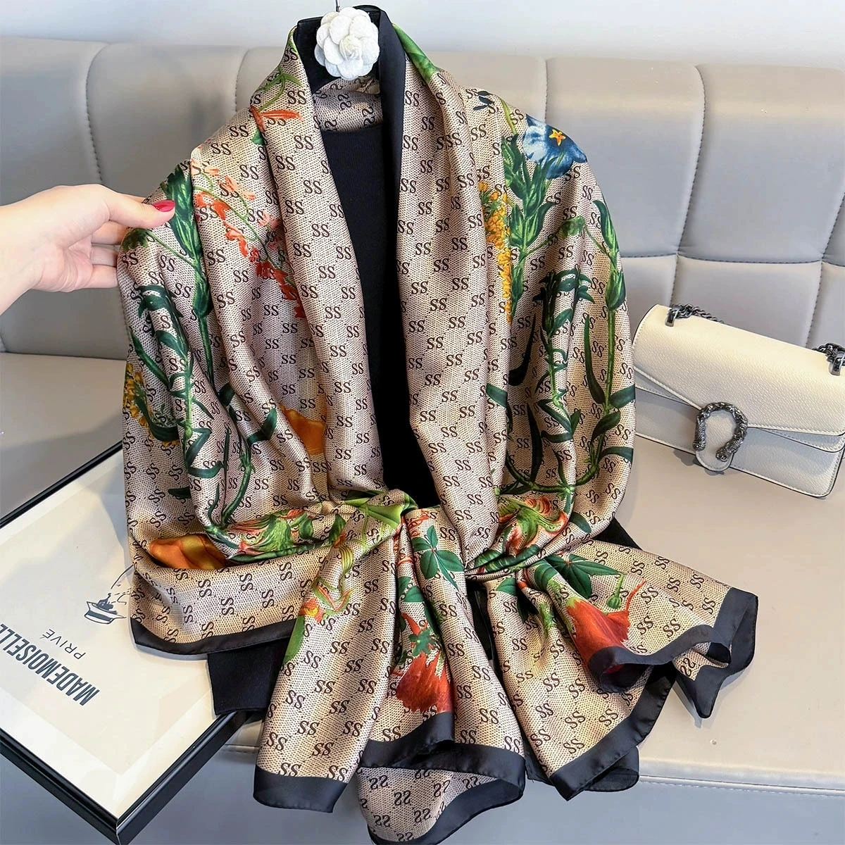 Scarves Gucci Bandana Price Buy 2021 New Letter Silk Scarf Luxury
