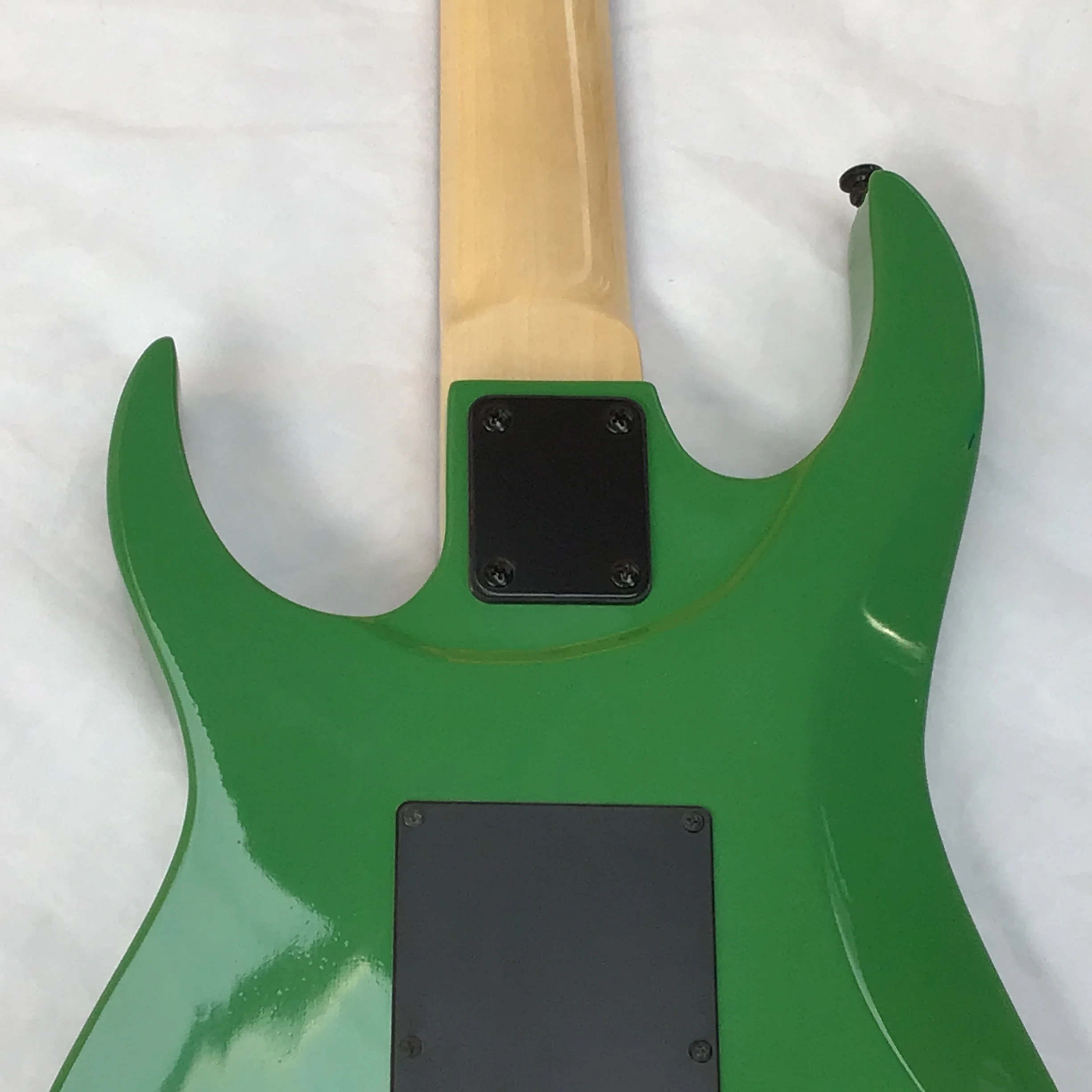 6弦 緑色 7V エレキギター マホガニーボディ メイプル指板 Ibnブランド