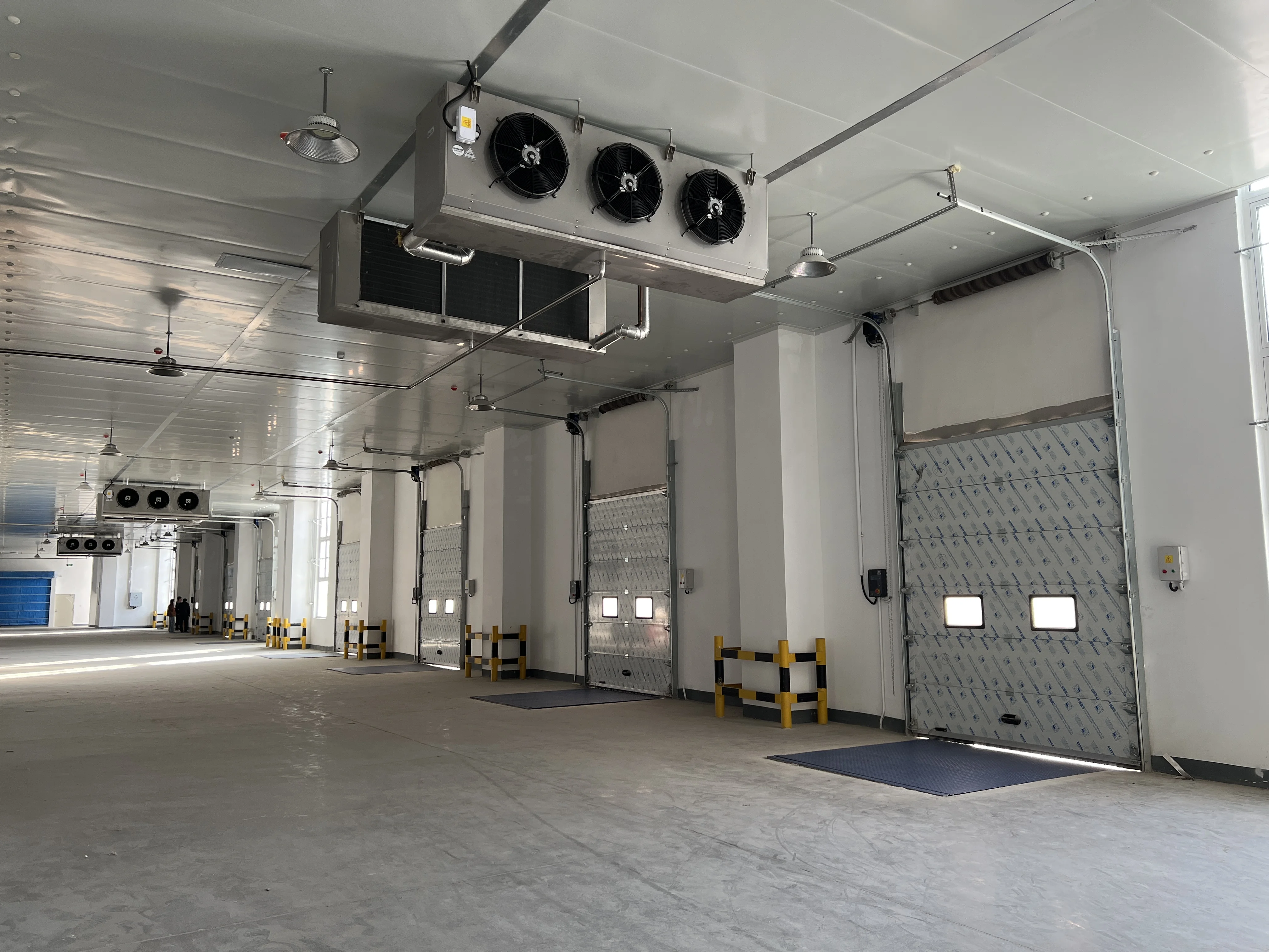 Industrial sliding cold storage door Polyurethane insulated cold room door for walk-in freezers, cold storage rooms with PVC curtain