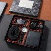 Set da 6 pezzi: cinturino per orologio, portafoglio in pelle con fibbia automatica, profumo.