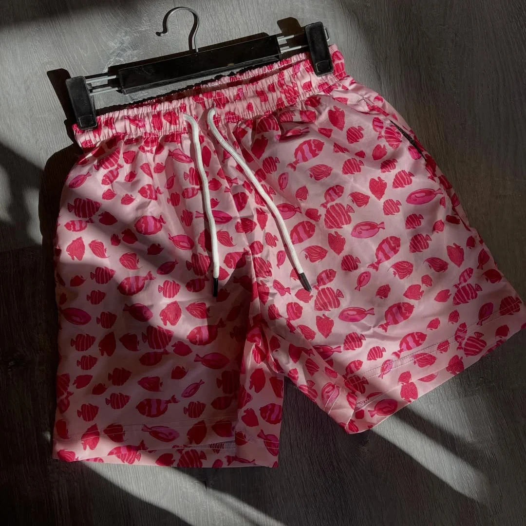 Lekkie letnie męskie szorty streetwear z bawełny o dużej gramaturze, z cyfrowym nadrukiem DTG, gumką w pasie i sznurkiem do regulacji