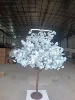 Árbol de cerezo con estambres azules y amarillos