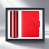 Conjunto rojo de tres piezas.