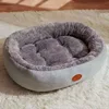 Estilo cálido con forro polar gris de forma ovalada.