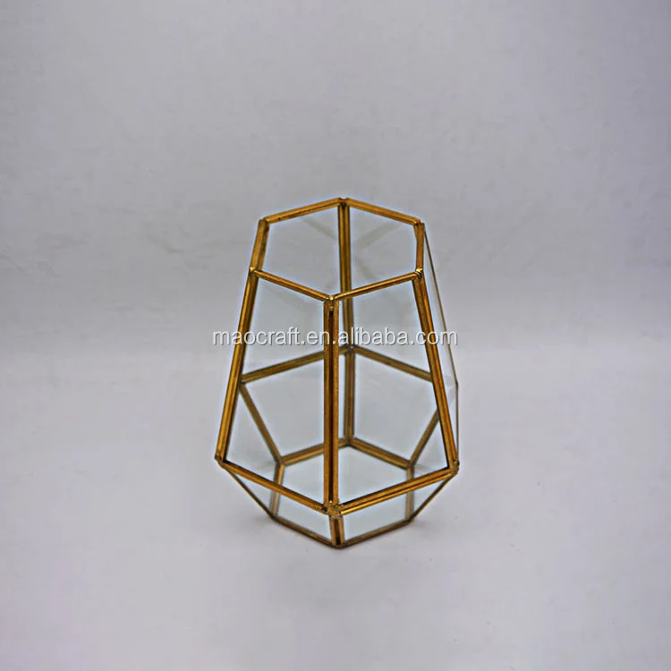 Геометрическая стеклянная ваза и форма с шестью краями