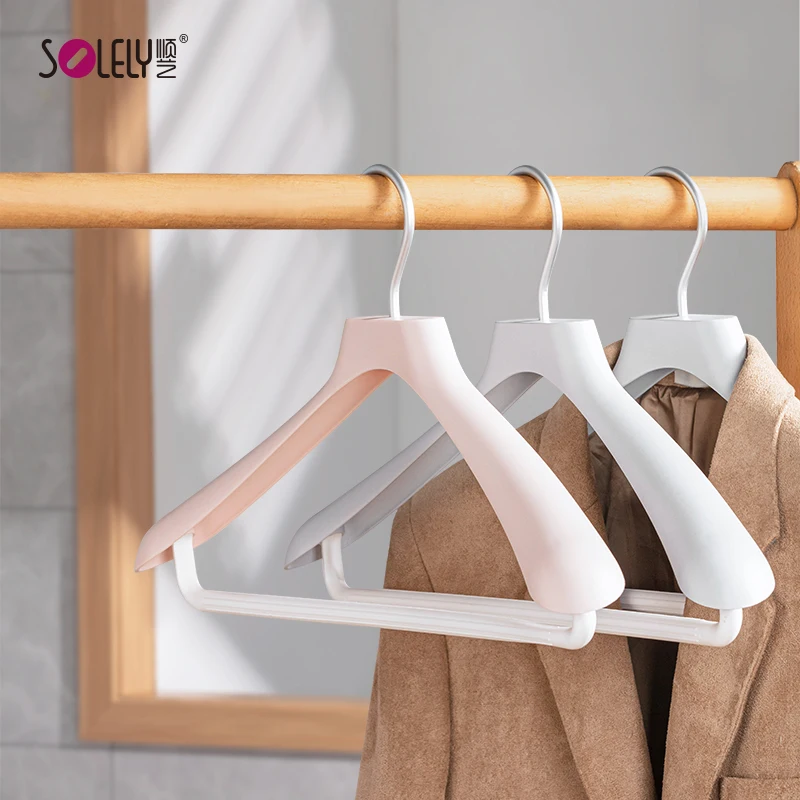 Factory's New Custom Wide Shoulder PP Plastic Suit Coat Hanger Hot Sale Triangle Shape for Living Room Balcony Clothing Use