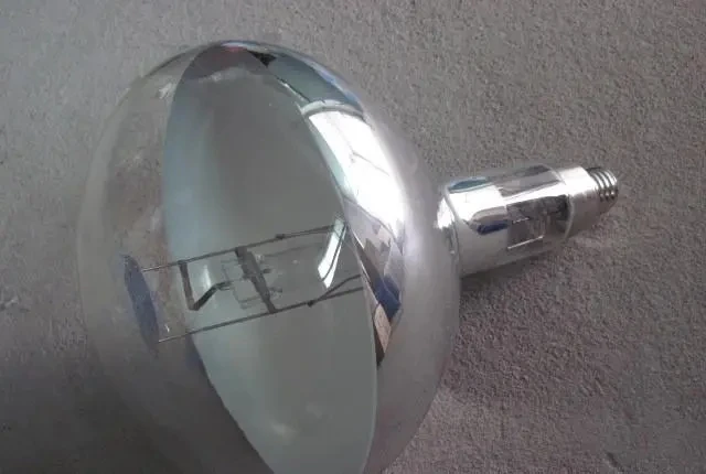 Ртутная лампа высокого давления рефлекторного типа с концентрированным светом подходит для внутреннего и наружного