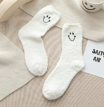 Теплые Мультяшные утепленные женские зимние носки-трубы с улыбающимся лицом комбинированные чулочно-носочные изделия для сна домашние уютные пушистые носки женщин