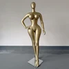 Oro opaco, braccia e gambe incrociate