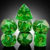 Verde con envoltorio de caramelo transparente.