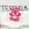 Le numéro 5 est assis sur un ours fraise.