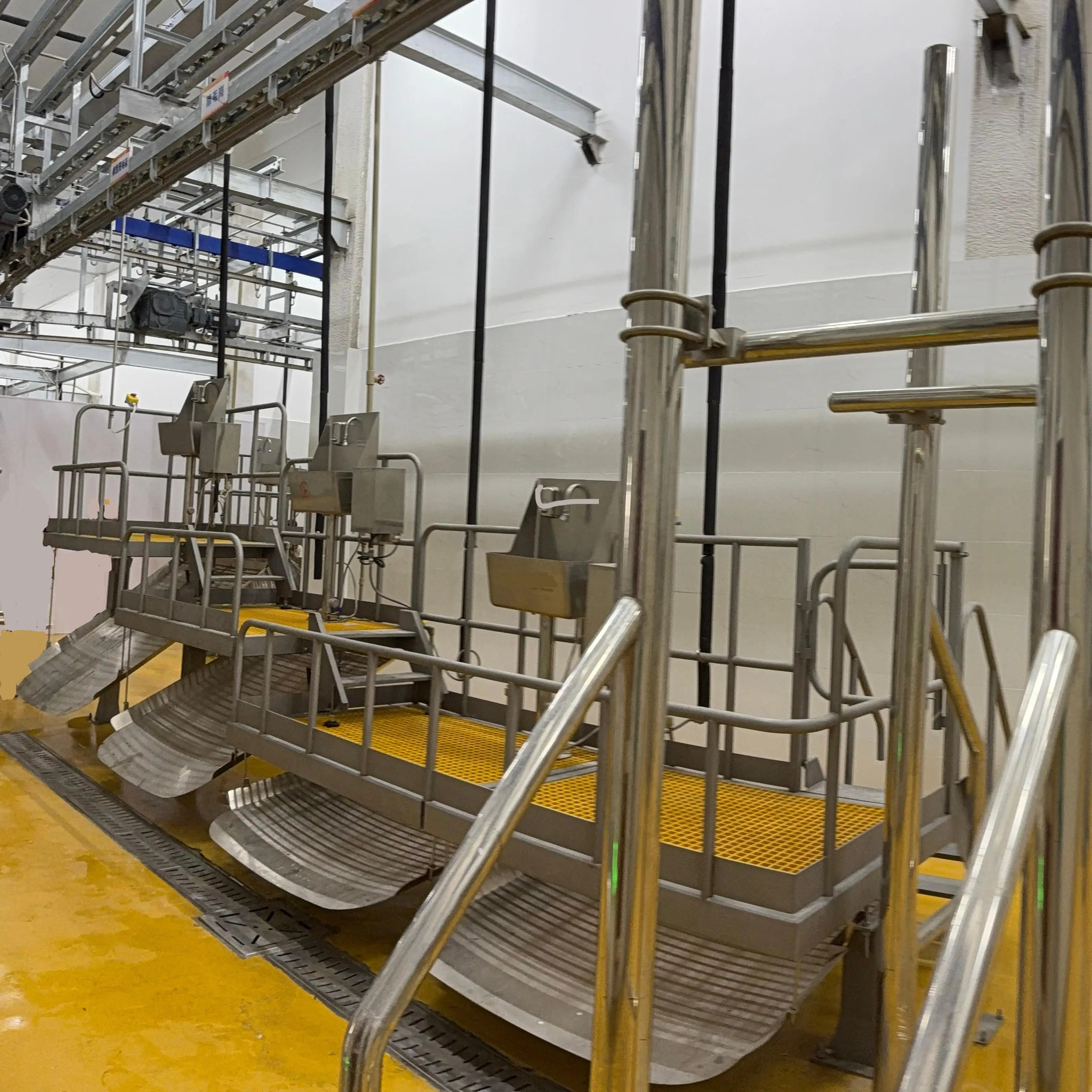 Pig processing and slaughtering line Slaughtering equipment with carcass preparation and conveying system