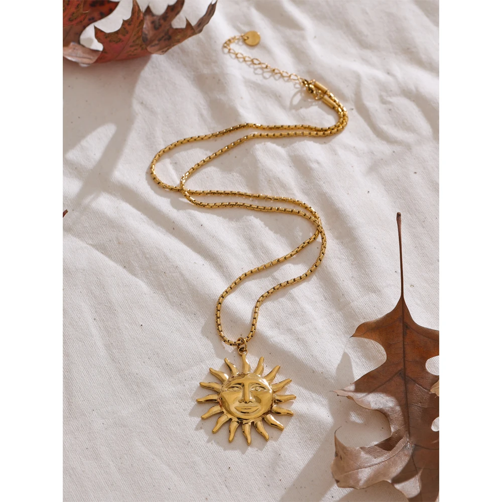 Collana con ciondolo a forma di sole in oro, collana