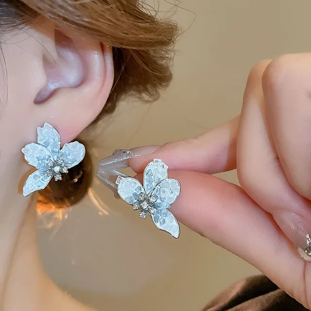 Silver Needle Flower Crystal Zircon Korean High Grade Instagram Versatile Fresh Fashionable Wholesale Stud Earrings for Women