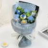 Bouquet di piccole rose blu e margherite