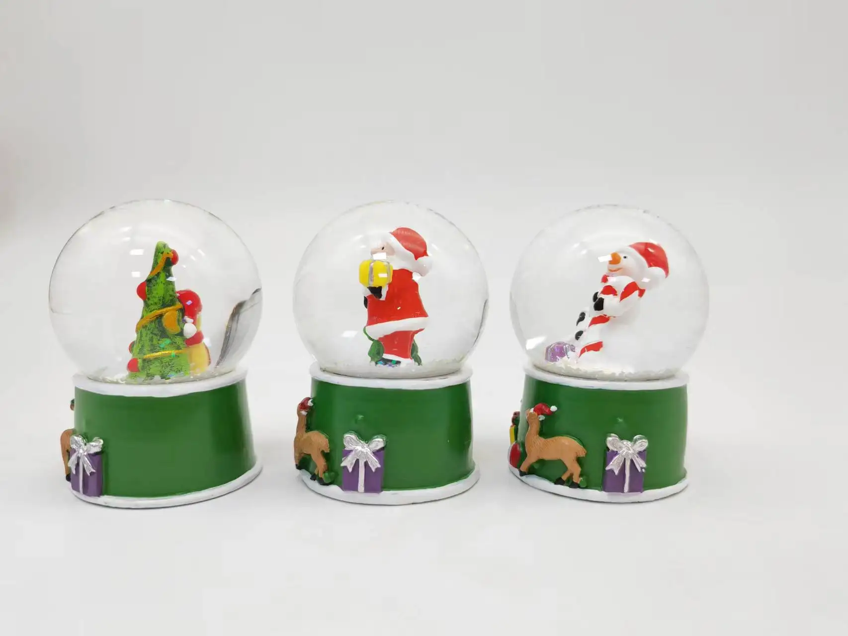 Factory Direct Sell Green Base Water Globe Christmas Water Transparent Glass Ball With Resin Xmas Figurine Inside Creative Gift supplier