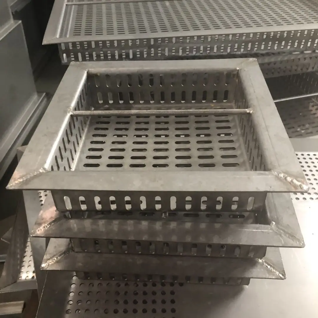 Hygienic stainless steel drainage system with removable filter for the food industry and clean rooms