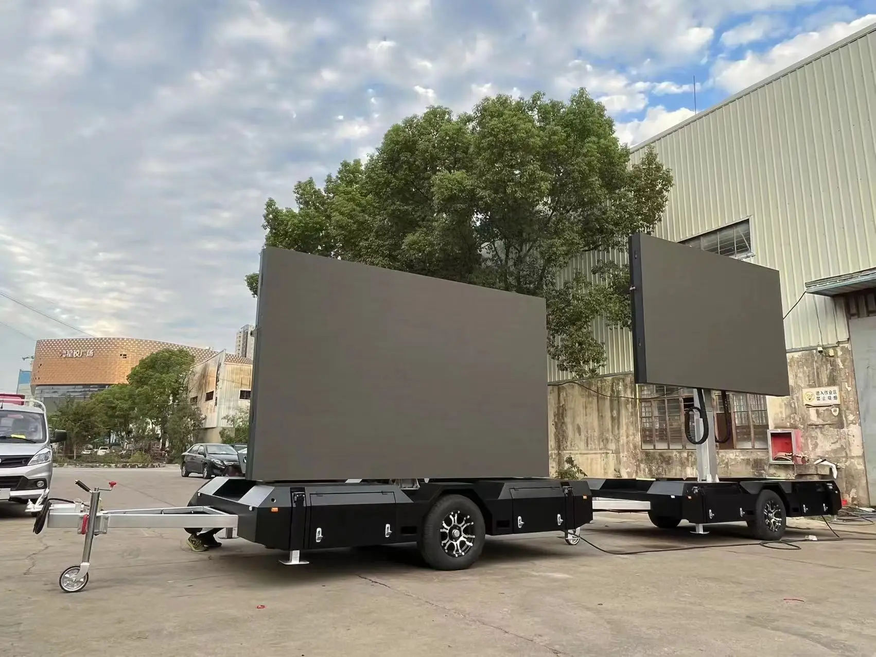 Energy Saving Mobile Led Display P4 P5 P6 Advertising Led Billboard Trailer Led Screen with Solar Panels and Battery