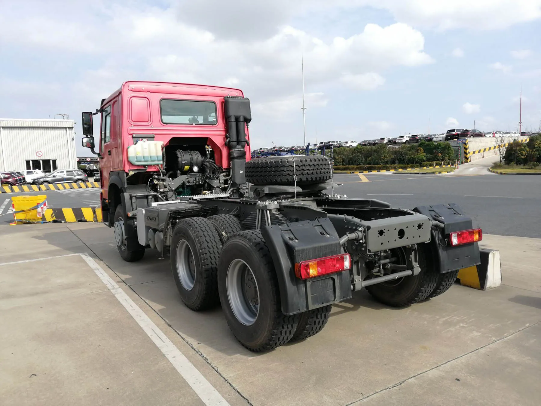 SINOTRUK HOWO ZZ4257N3247D1 6x4 TRACTOR TRUCK with Spare Parts
