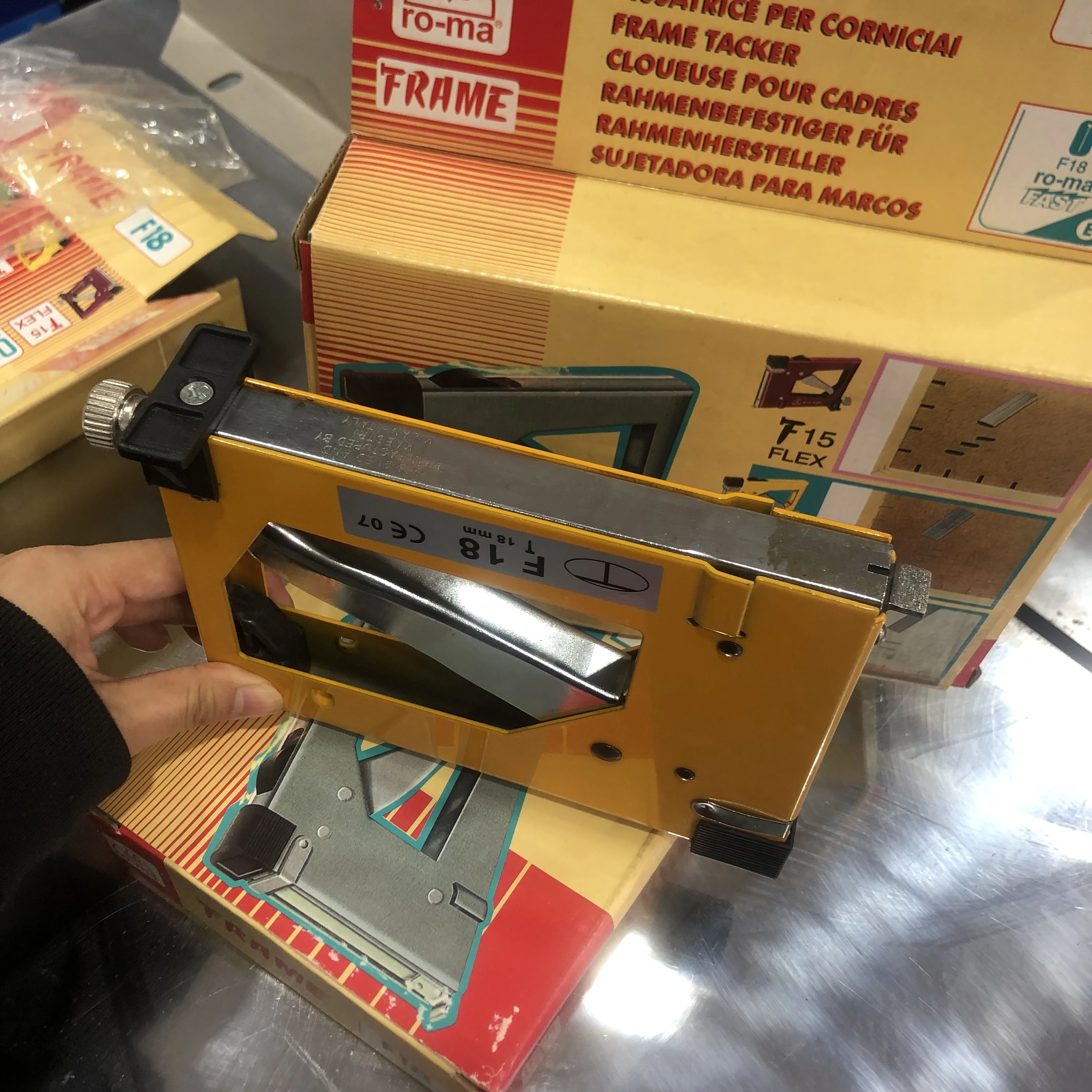 F18 RomaManual Picture Frame Tacker F18 Flexi Pin Nail Gun