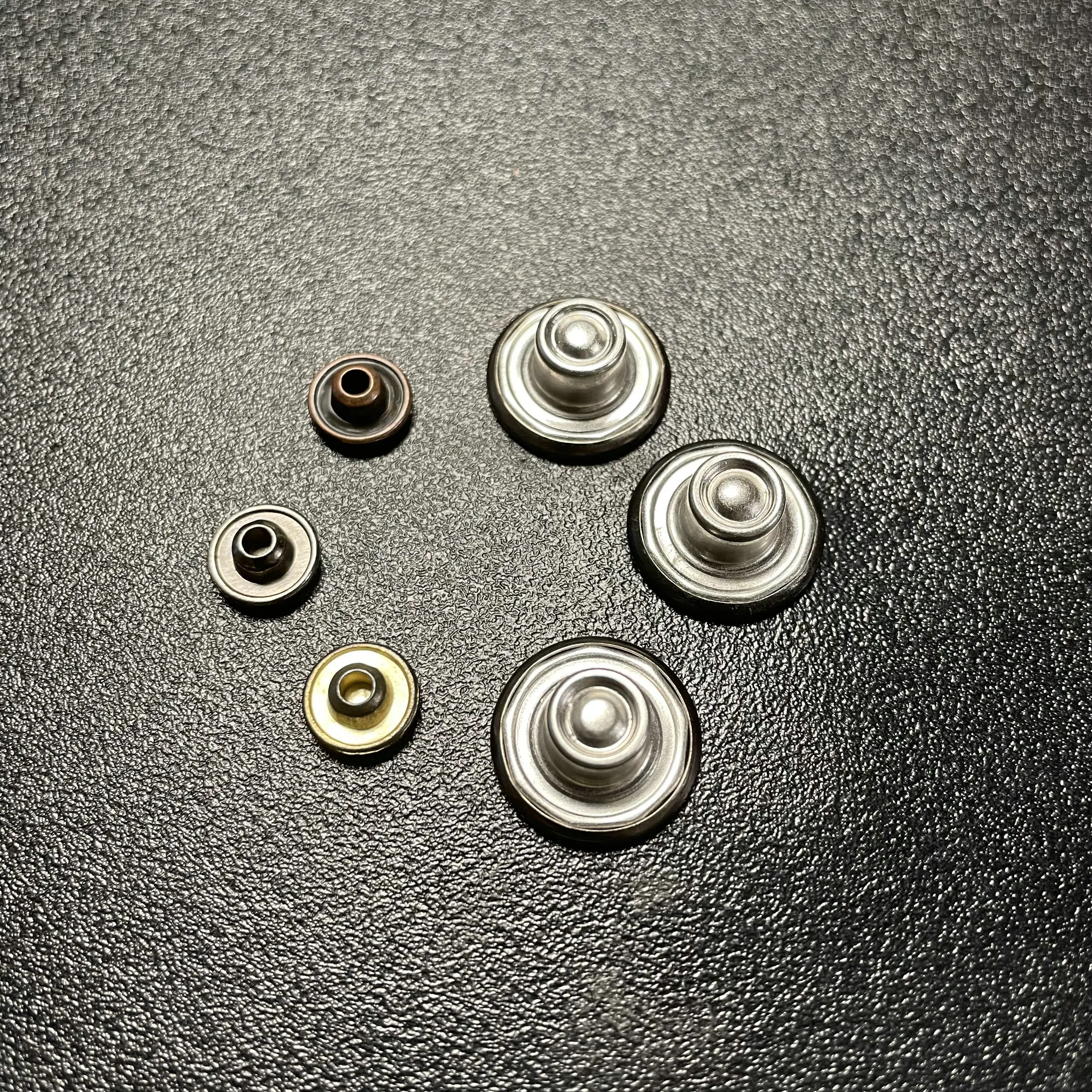 Латунные античные кнопки для этикеток с логотипом, заклепками, металлическая модная Высококачественная индивидуальная поддержка