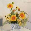 Arreglo floral de 7 girasoles verde claro con hojas de fuegos artificiales y detalles en foil.