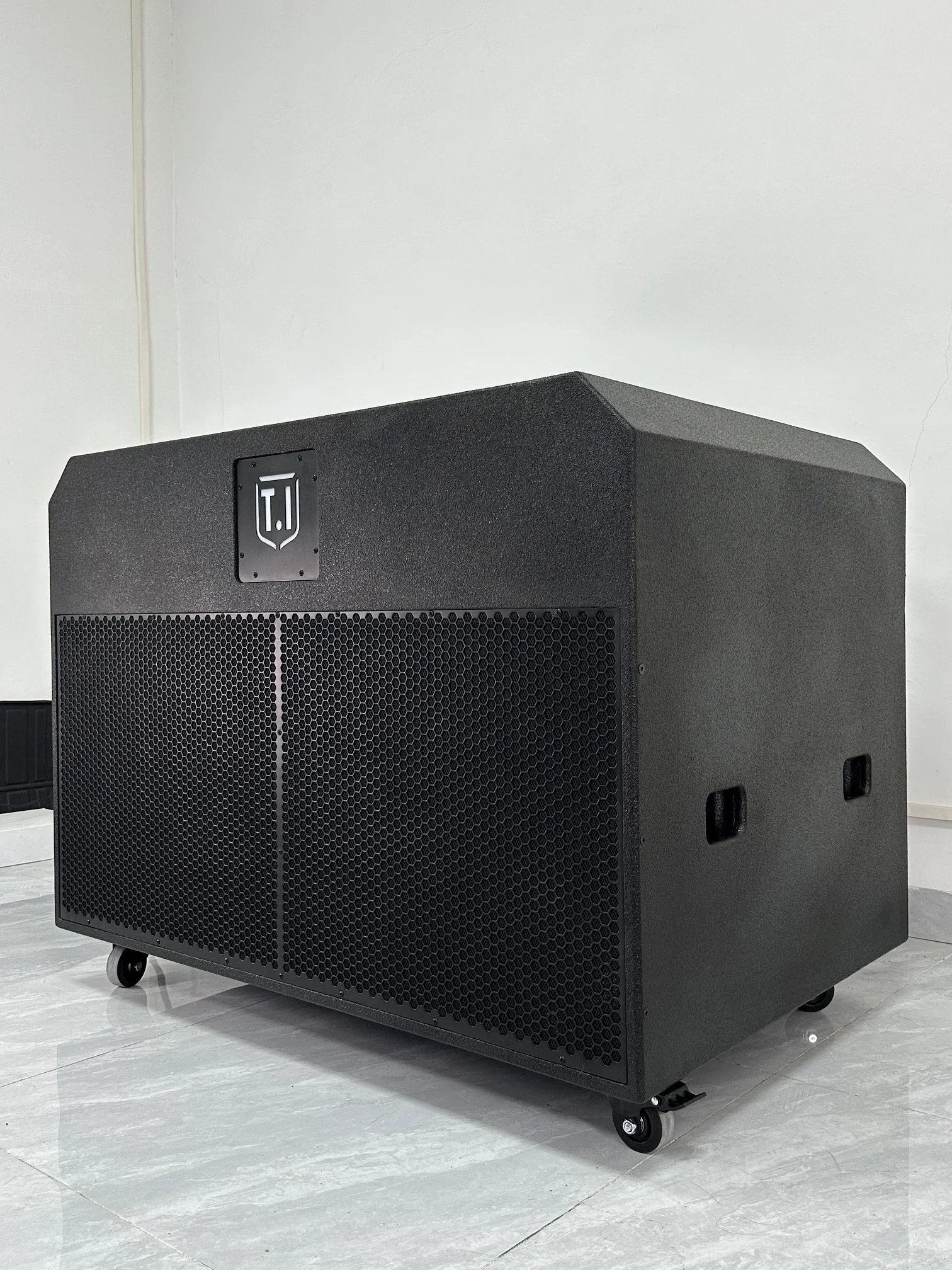 DJ Powerful Sound with 2DJ208 Speaker Bass Amp Processort