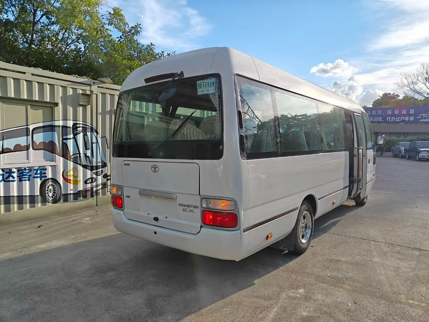 2024 To-yo-ta Coaster Bus Mini Van 20 Seaters for Sale Passenger Mini Bus To-yo-ta Coaster Bus