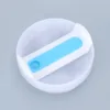 Cuerpo blanco lechoso, lámina blanca, silicona azul.