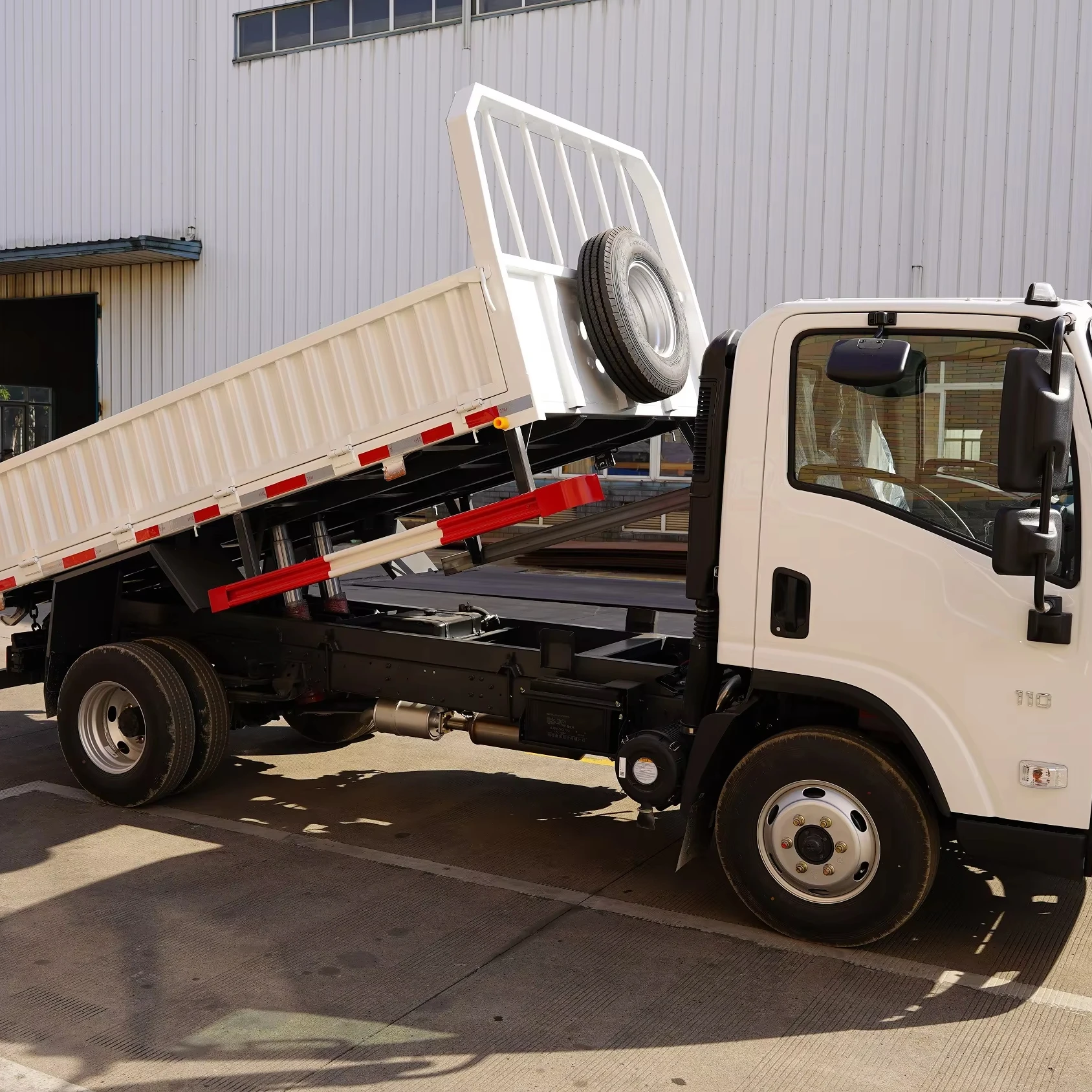 Dongfeng diesel Light Truck Dump Load 3-5 Tons Fuel Consumption 100 km 11L Rear Axle Speed Ratio 5.57 Isuzu Engine