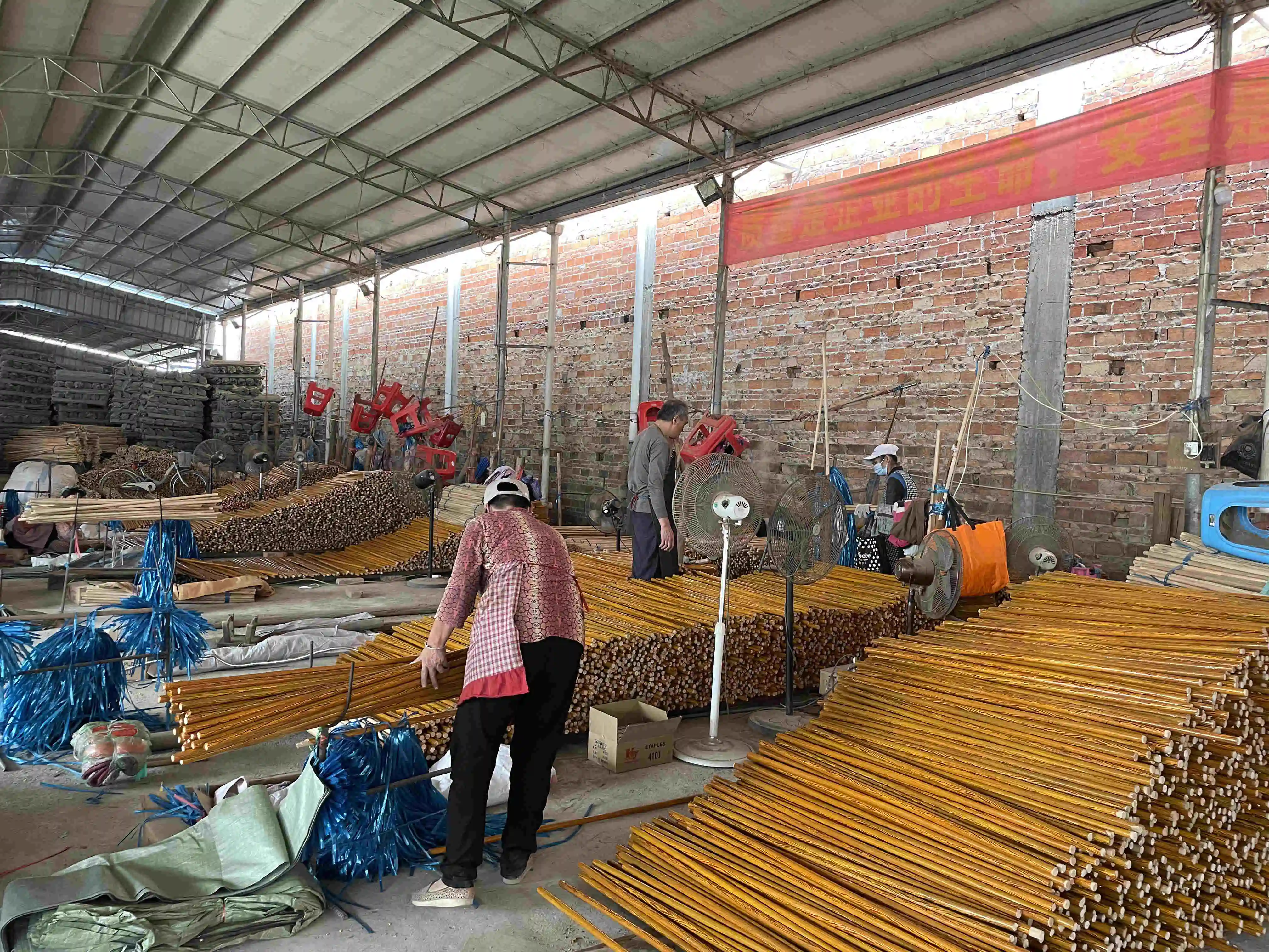 Новинка 2022 Лидер продаж метла с круглым стержнем в наличии сделано Китае деревянная ручка метлы низкая цена нажимная