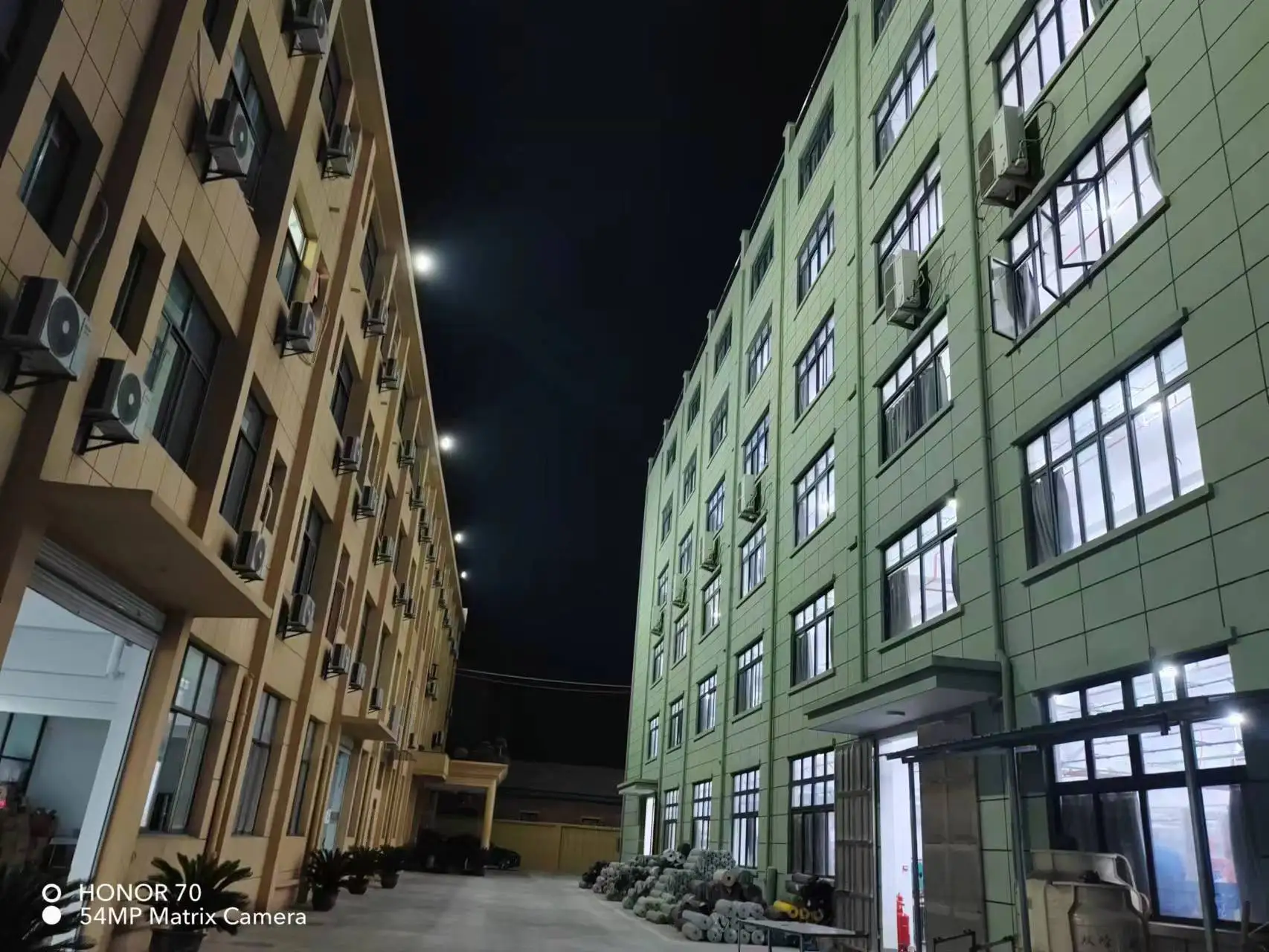 Yiwu Hongque Commodity Co., Ltd. 1