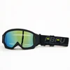 Gafas doradas con montura negra.