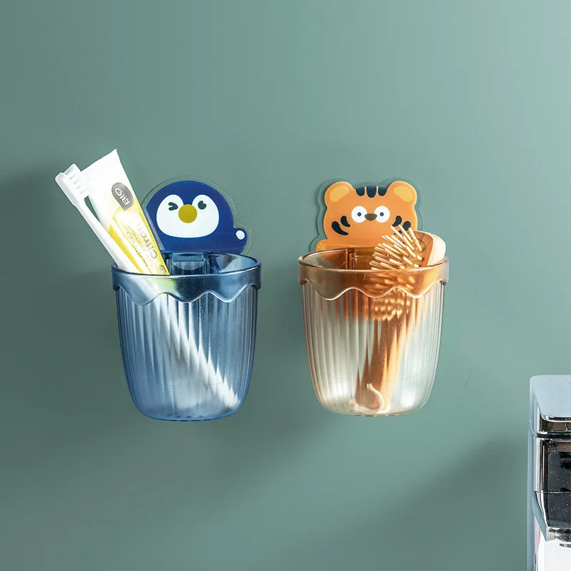 رف تخزين كرتوني للمرحاض مصنوع من البلاستيك، لتخزين أدوات الحمام مثل المشط ومعجون الأسنان وفرشاة الأسنان، مُثبَّت على الحائط، ويتضمن حاملًا لفرشاة الأسنان وصندوق تخزين