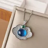 Pendentif cristal pointu bleu platine avec chaîne